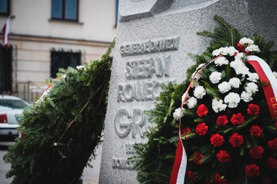 Złożenie kwiatów pod pomnikiem gen. Stefana Roweckiego „Grota” – 1 sierpnia 2021. Fot. Mateusz Niegowski (IPN)