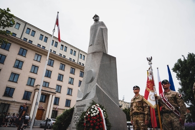 Złożenie kwiatów pod pomnikiem gen. Stefana Roweckiego „Grota” – 1 sierpnia 2021. Fot. Mateusz Niegowski (IPN)