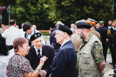 Złożenie kwiatów pod pomnikiem gen. Stefana Roweckiego „Grota” – 1 sierpnia 2021. Fot. Mateusz Niegowski (IPN)