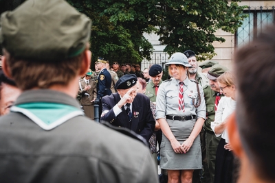 Złożenie kwiatów pod pomnikiem gen. Stefana Roweckiego „Grota” – 1 sierpnia 2021. Fot. Mateusz Niegowski (IPN)