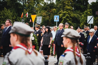 Złożenie kwiatów pod pomnikiem gen. Stefana Roweckiego „Grota” – 1 sierpnia 2021. Fot. Mateusz Niegowski (IPN)