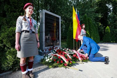 Kwiaty pod tablicą upamiętniającą Szare Szeregi w Parku Powstańców Warszawy na Woli – 1 sierpnia 2021. Fot. Sławek Kasper (IPN)