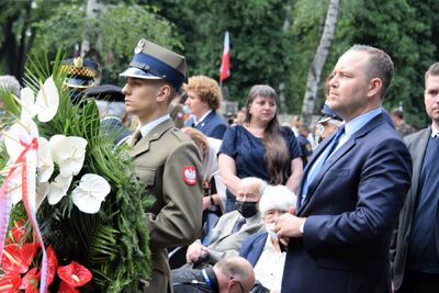 Prezes Instytutu Pamięci Narodowej dr Karol Nawrocki oddał hołd powstańcom warszawskim pod pomnikiem Gloria Victis – 1 sierpnia 2021. Fot. Mateusz Glinka-Rostkowski (UdSKiOR)