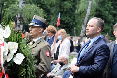 Prezes IPN dr Karol Nawrocki oddał hołd powstańcom warszawskim przy pomniku Gloria Victis na Cmentarzu Wojskowym na Powązkach – 1 sierpnia 2021. Fot. Mateusz Glinka-Rostkowski (UdSKiOR)