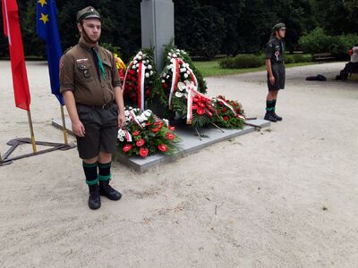 Wieniec od Instytutu Pamięci Narodowej pod pomnikiem gen. Zbigniewa Ścibor-Rylskiego „Motyla” – 1 sierpnia 2021. Fot. Tomasz Brudnias (IPN)