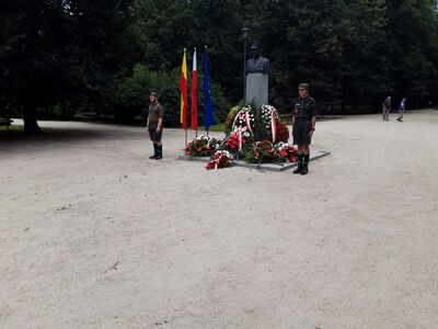 Wieniec od Instytutu Pamięci Narodowej pod pomnikiem gen. Zbigniewa Ścibor-Rylskiego „Motyla” – 1 sierpnia 2021. Fot. Tomasz Brudnias (IPN)