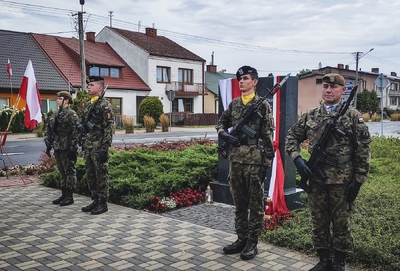 Odsłonięcie pomnika upamiętniającego Ofiary niemieckich zbrodni – fot. dyr. Joanna Piskorz