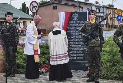 Odsłonięcie pomnika upamiętniającego Ofiary niemieckich zbrodni – fot. dyr. Joanna Piskorz