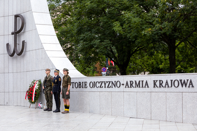 Uroczystość przy pomniku Polskiego Państwa Podziemnego i Armii Krajowej – 1 sierpnia 2021. Fot. Sławek Kasper (IPN)