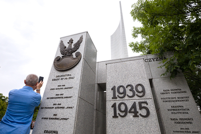 Uroczystość przy pomniku Polskiego Państwa Podziemnego i Armii Krajowej – 1 sierpnia 2021. Fot. Sławek Kasper (IPN)