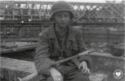 Tadeusz Rajszczak ps. „Maszynka”, żołnierz batalionu „Miotła” na terenie Starego Miasta, II poł. sierpnia 1944 r. (AIPN)
