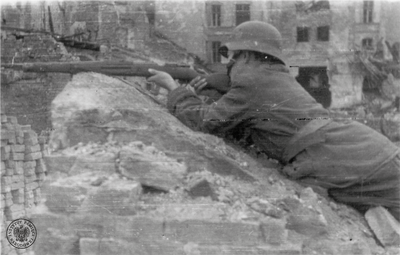 Żołnierze batalionu „Miotła” na terenie Starego Miasta, II poł. sierpnia 1944 r. (AIPN)