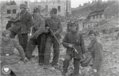 Żołnierze batalionu „Miotła” pluton „Torpedy”: od lewej: Jerzy Głowacki „Karlus”, strz. Tadeusz Rajszczak „Maszynka”, st. strz. Kazimierz Gabara „Łuk”, sierż. pchor. Zdzisław Maciej Michalski „Sokół”, st. strz. Franciszek Świerczewski „Franuś”, ppor. Józef Nyc „Piorun” (AIPN)