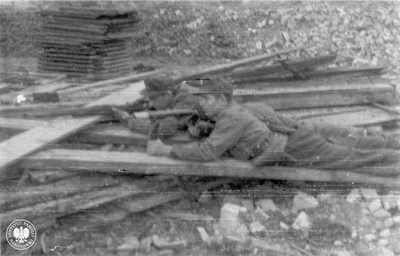 Żołnierze batalionu „Miotła” na terenie Starego Miasta, II poł. sierpnia 1944 r. (AIPN)