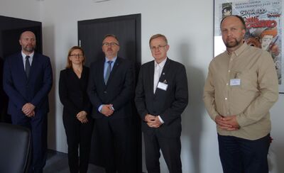 Od lewej: dr Marcin Majewski (AIPN), dyrektor AIPN Marzena Kruk, wiceprezes IPN dr hab. Karol Polejowski, dr Arunas Bubnys – dyr. generalny Centrum Badania Ruchu Oporu i Ludobójstwa Mieszkańców Litwy w Wilnie oraz Rytas Narvydas – 2 sierpnia 2021. Fot Paulina Rastawiecka (IPN)