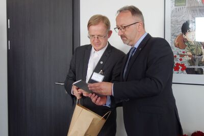 Wiceprezes Instytutu Pamięci Narodowej dr hab. Karol Polejowski i dr Arunas Bubnys – dyr. generalny Centrum Badania Ruchu Oporu i Ludobójstwa Mieszkańców Litwy w Wilnie – 2 sierpnia 2021. Fot. Paulina Rastawiecka (IPN)