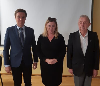 Zastępca dyrektora Archiwum IPN dr Mariusz Żuławnik, Katarzyna Zielińska z NAC i Stanisław Poźniak ps. „Furman”, prezes Klubu Weteranów AK w Wilnie. Fot. AIPN