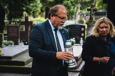 Złożenie kwiatów na grobie rodzinnym Peszyńskich, 5 sierpnia 2021. Fot. Mateusz Niegowski (IPN)