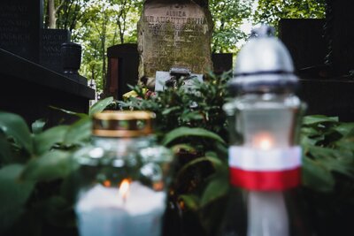 Zapalenie zniczy na grobie Alojzy Trauguttówny w 157. rocznicę śmierci Romualda Traugutta. Fot. Mateusz Niegowski (IPN)