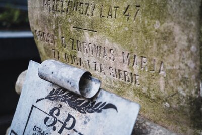 Zapalenie zniczy na grobie Alojzy Trauguttówny w 157. rocznicę śmierci Romualda Traugutta. Fot. Mateusz Niegowski (IPN)