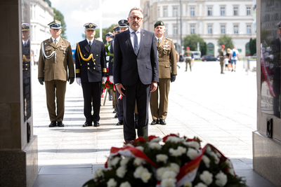 Zastępca prezesa IPN dr hab. Karol Polejowski składa wieniec na Grobie Nieznanego Żołnierza – 77. rocznica powstania Brygady Świętokrzyskiej Narodowych Sił Zbrojnych – Warszawa, 11 sierpnia 2021. Fot. Sławek Kasper (IPN)