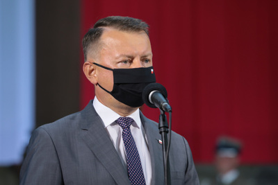Uczestników uroczystości przywitał minister obrony narodowej Mariusz Błaszczak – Warszawa, 14 sierpnia 2021. Fot. Mikołaj Bujak (IPN)