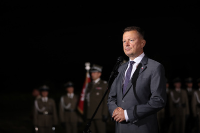 „Znajdujemy się na ziemi uświęconej krwią polskiego żołnierza. 101 lat temu żołnierze Wojska Polskiego zatrzymali nawałę bolszewickiej Rosji” – mówił w Ossowie minister Mariusz Błaszczak – 14 sierpnia 2021. Fot. Mikołaj Bujak (IPN)