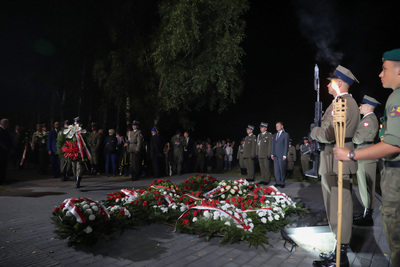 Apel poległych pod krzyżem upamiętniającym bohaterską śmierć ks. Ignacego Skorupki – Ossów, 14 sierpnia 2021. Fot. Mikołaj Bujak (IPN)