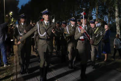 Apel poległych pod krzyżem upamiętniającym bohaterską śmierć ks. Ignacego Skorupki – Ossów, 14 sierpnia 2021. Fot. Mikołaj Bujak (IPN)