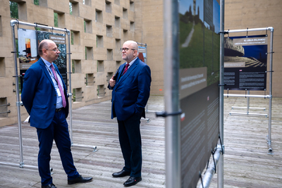 Zastępca prezesa IPN dr Mateusz Szpytma i Rafał Wolski – dyrektor Departamentu Dyplomacji Publicznej i Kulturalnej MSZ podczas Przeglądu Przeszłość / Przyszłość w Muzeum Józefa Piłsudskiego w Sulejówku – 27 sierpnia 2021. Fot Sławek Kasper (IPN)