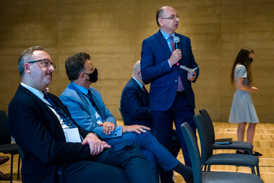 Zastępcy prezesa IPN dr hab. Karol Polejowski (pierwszy od lewej) oraz dr Mateusz Szpytma (z mikrofonem) – 27 sierpnia 2021. Fot Sławek Kasper (IPN)