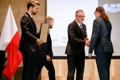 Zastępca prezesa IPN dr hab. Karol Polejowski wręcza Nagrodę Przeszłość/Przyszłość dr. Dominikowi Szulcowi – Sulejówek, 28 sierpnia 2021. Fot. Sławek Kasper (IPN)