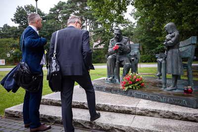 Ławeczka Piłsudskiego w Sulejówku – 28 sierpnia 2021. Fot. Sławek Kasper (IPN)