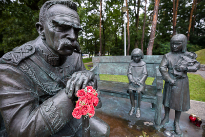 Ławeczka Piłsudskiego w Sulejówku – 28 sierpnia 2021. Fot. Sławek Kasper (IPN)