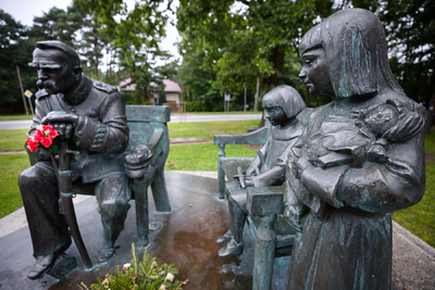 Ławeczka Piłsudskiego w Sulejówku – 28 sierpnia 2021. Fot. Sławek Kasper (IPN)