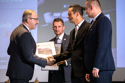 Gratulacje dla nominowanych do Nagrody Przeszłość/Przyszłość w kategorii „Upamiętnienie w terenie” – Sulejówek, 28 sierpnia 2021. Fot. Sławek Kasper (IPN)