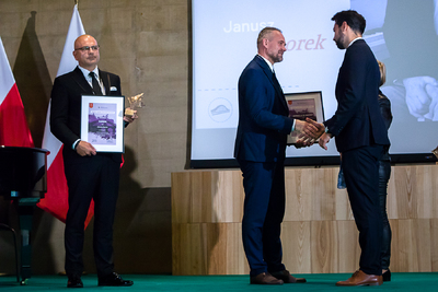 Sebastian Sporek, syn laureata nagrody Janusza Sporka i dr Marek Szymaniak, przedstawiciel nominowanego do nagrody Muzeum II Wojny Światowej – Sulejówek, 28 sierpnia 2021. Fot. Sławek Kasper (IPN)