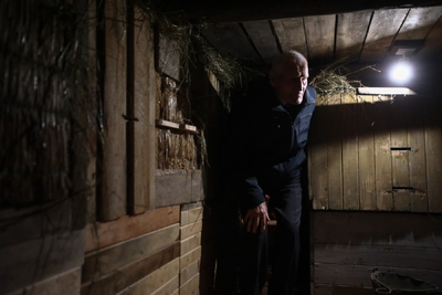 Eugeniusz Szylar w pomieszczeniu, w którym jego rodzina ukrywała Żydów – 1 września 2021. Fot. Sławek Kasper (IPN)