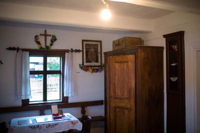 We wnętrzu chaty Szylarów w Markowej koło Łańcuta – 1 września 2021. Fot. Sławek Kasper (IPN)