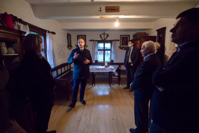 We wnętrzu chaty Szylarów w Markowej koło Łańcuta – 1 września 2021. Fot. Sławek Kasper (IPN)