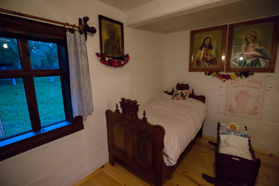 We wnętrzu chaty Szylarów w Markowej koło Łańcuta – 1 września 2021. Fot. Sławek Kasper (IPN)