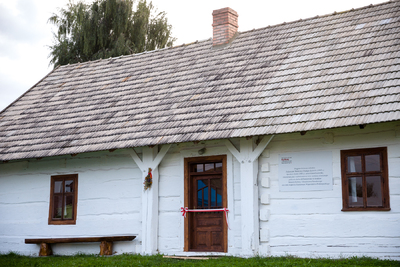 W Markowej udostępniony został dla zwiedzających dom, w którym w czasie II wojny światowej ukrywano Żydów – 1 września 2021. Fot. Sławek Kasper (IPN)