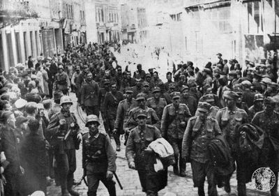 Kolumna polskich jeńców z Armii "Pomorze" prowadzeni ulicą zajętego przez Niemców Grudziądza, 5-6 września 1939 r. Fot. AIPN