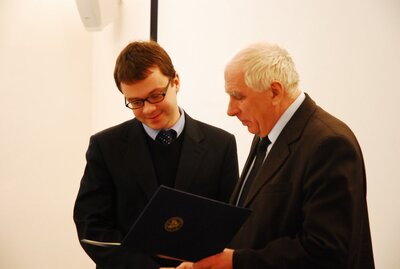 Kamila Kędziora odbiera nagrodę z rąk prof. Tomasza Szaroty