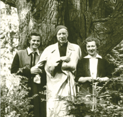 Maria Okońska, prymas Stefan Wyszyński i Janina Michalska, Komańcza, 1956 r. (fot. Instytut Prymasowski)