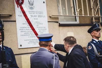 fot. uroczystość odsłonięcia tablicy pamiątkowej poświęconej pamięci Władysława Sebyły – Warszawa,  MN/BUWiM