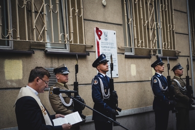 fot. uroczystość odsłonięcia tablicy pamiątkowej poświęconej pamięci Władysława Sebyły – Warszawa,  MN/BUWiM