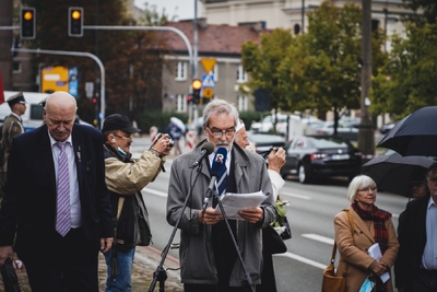 Odsłonięci tablicy upamiętniającej Stefana Melaka – fot. MN/BUWiM