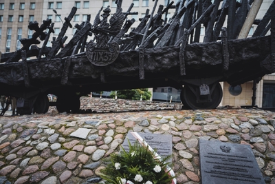 Odsłonięci tablicy upamiętniającej Stefana Melaka – fot. MN/BUWiM