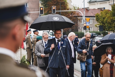 Odsłonięci tablicy upamiętniającej Stefana Melaka – fot. MN/BUWiM